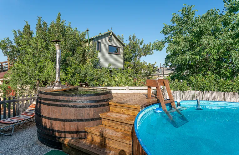 cabaña con su jacuzzi y piscina