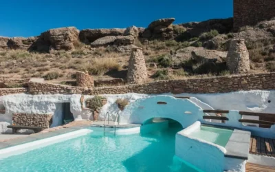 Casas cueva | 13 destinos mágicos para pasar una escapada a lo grande ✨