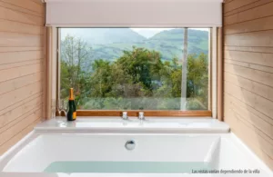 cabaña en los árboles con bañera de hidromasaje