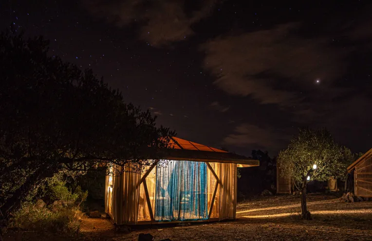 cabaña vista de noche