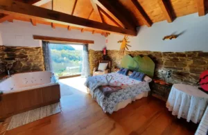 dormitorio con jacuzzi