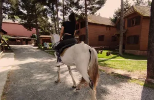 montando a caballo