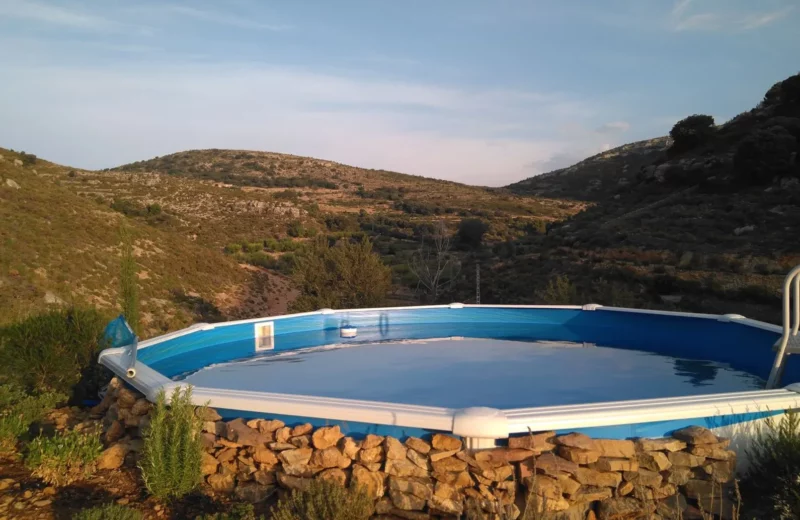 piscina con vistas a la montaña