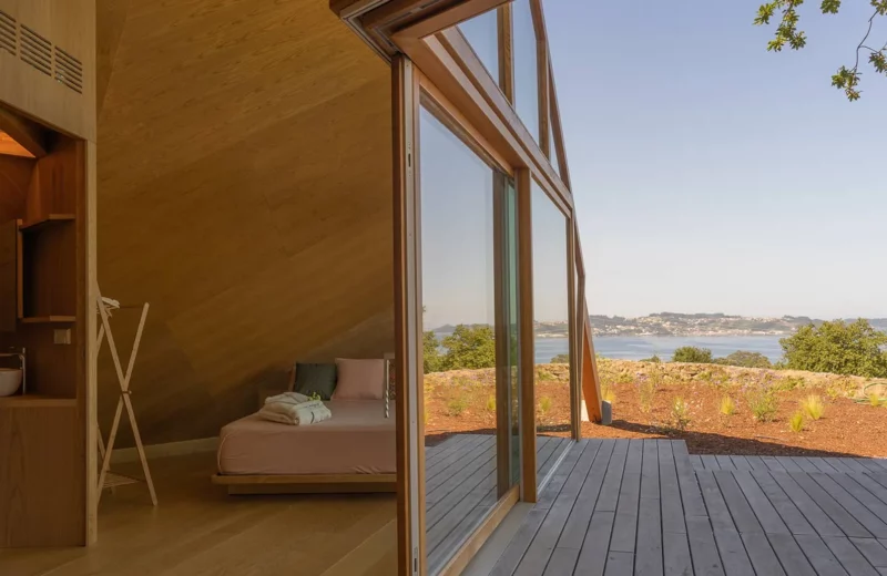 dormitorio con vistas al mar