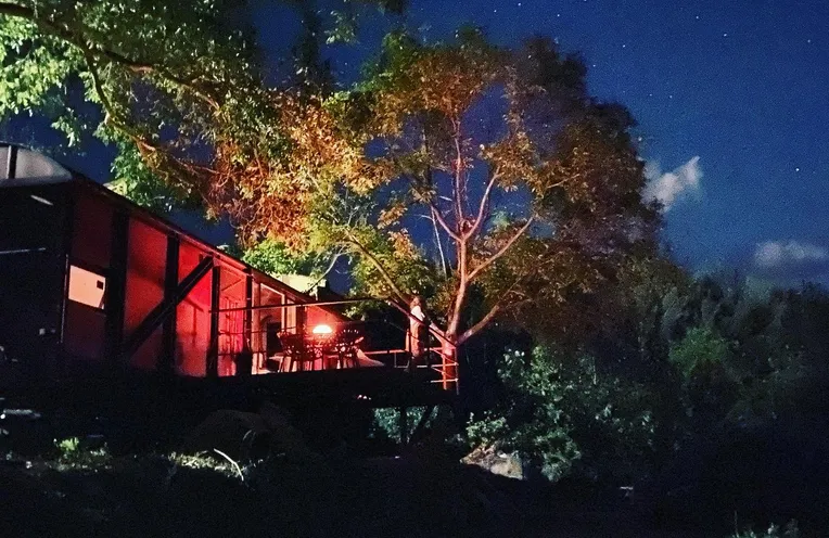 cabaña vista de noche