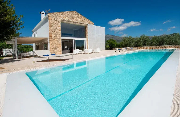 villa con una piscina grande