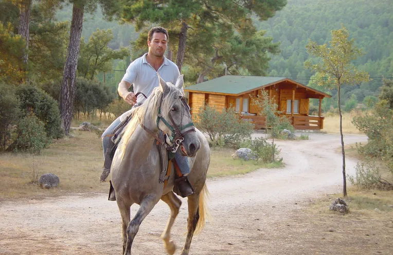 un chico montando a caballo