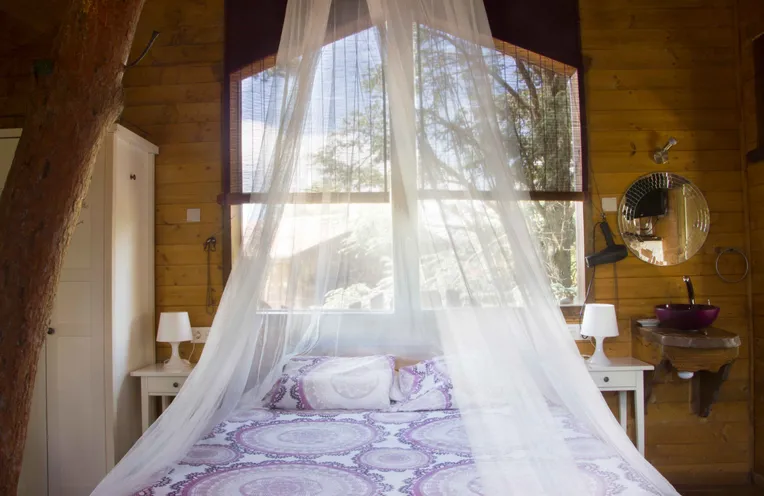 dormitorio de la cabaña de madera