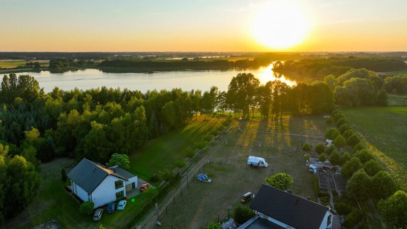 widok z lotu ptaka na miejsce kamperowe