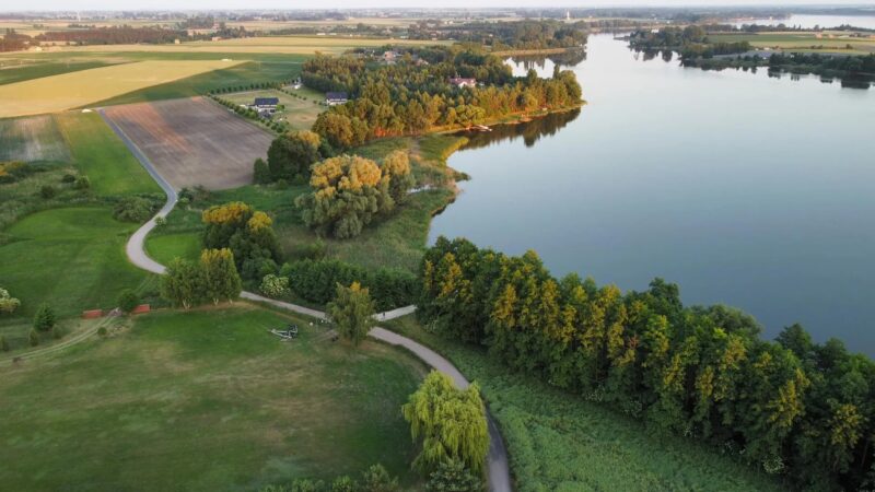 jezioro w pobliżu miejsca kamperowego 