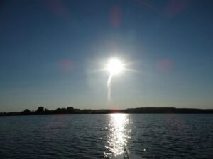 pole namiotowe nad jeziorem mazury