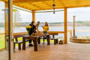 tiny house nad jeziorem