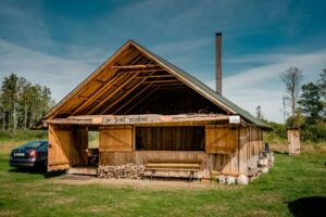 pole namiotowe nad rzeką