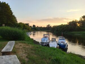 pole namiotowe nad rzeką