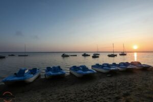 kamper namiot nad brzegiem wody