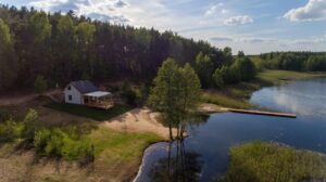 tiny house nad jeziorem