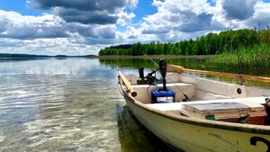 mazury z łódką w tle