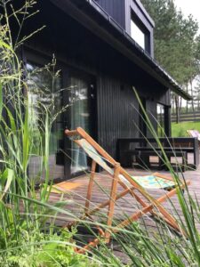 domek na mazurach z psem