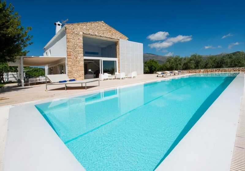 domek w hiszpanii z basenem