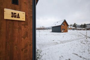 domek iga czarny