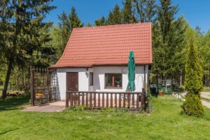 domek dla rodziny nad jeziorem