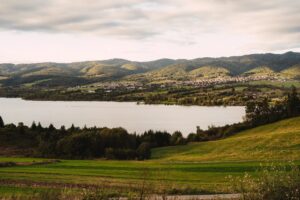 widok z okna na jezioro