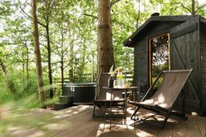 domek na drzewie z jacuzzi