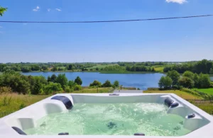 domek na mazurach z jacuzzi nad jeziorem
