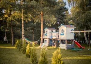 widok na plac zabaw