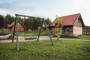 wakacje z dziećmi w Polsce na Mazurach huśtawka