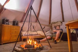 wnętrze tipi