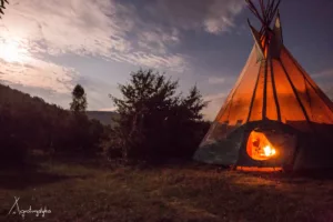 wakacje z dziećmi w polsce namiot tipi