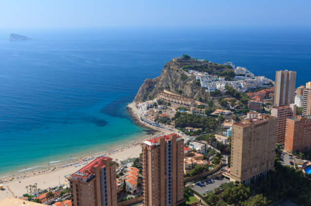 la ciudad en la costa blanca