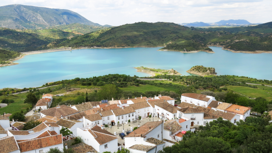 La playa de Zahara de la Sierra 🏞️ 9 sitios en la maravillosa Andalucía