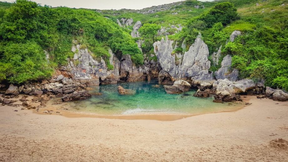 Playa de Gulpiyuri  7 lugares únicos en el oriente de Asturias 💚