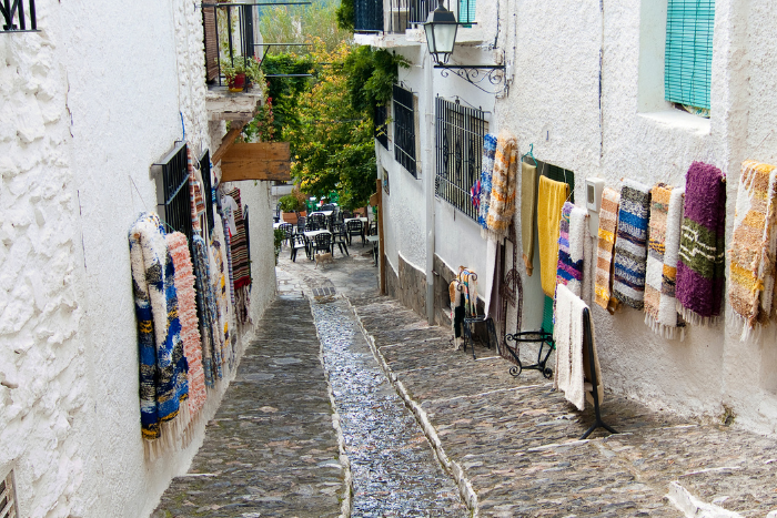 una calle en un pueblo sierra nevada