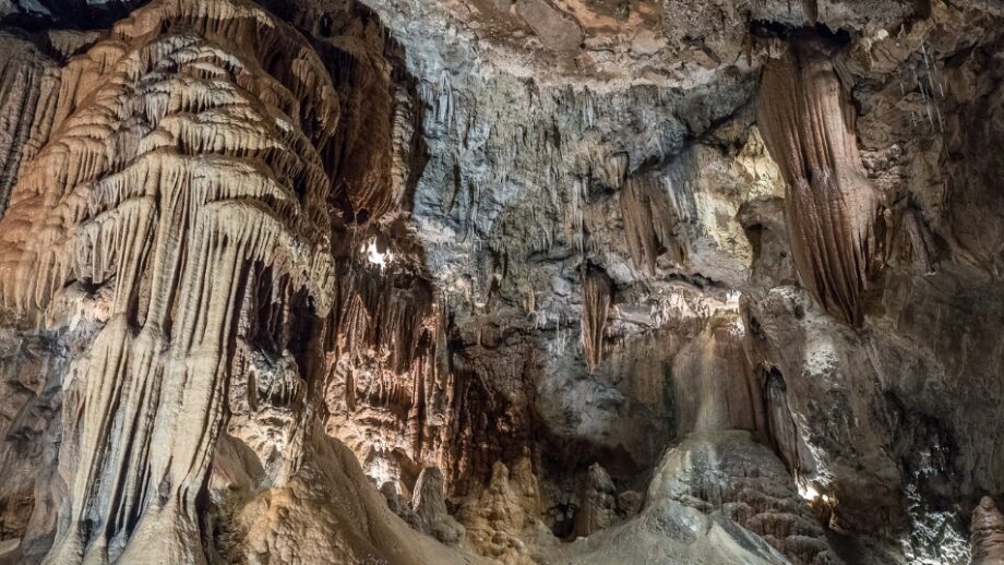 Cuevas de Valporquero 9 destinos que parecen de otro planeta ⛰️