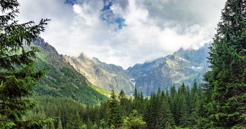 Karpaty - widok na góry w pobliżu Morskiego Oka