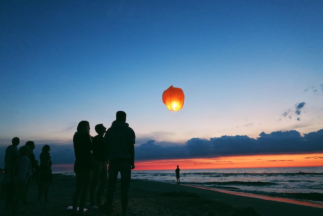 Władysławowo: wieczorne lampiony na plaży