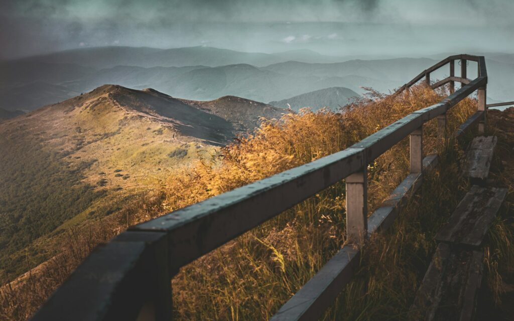 Bieszczady atrakcje: panorama ze szlaku