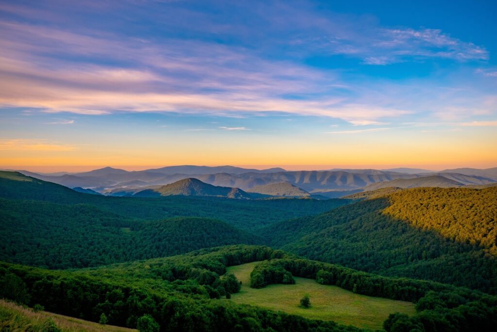 widok na Bieszczady o wschodzie Słońca