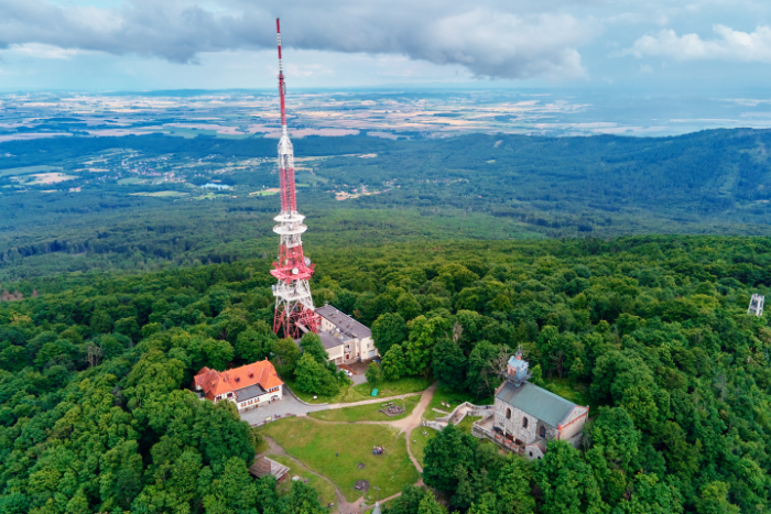 Góra Ślęża widok na szczyt