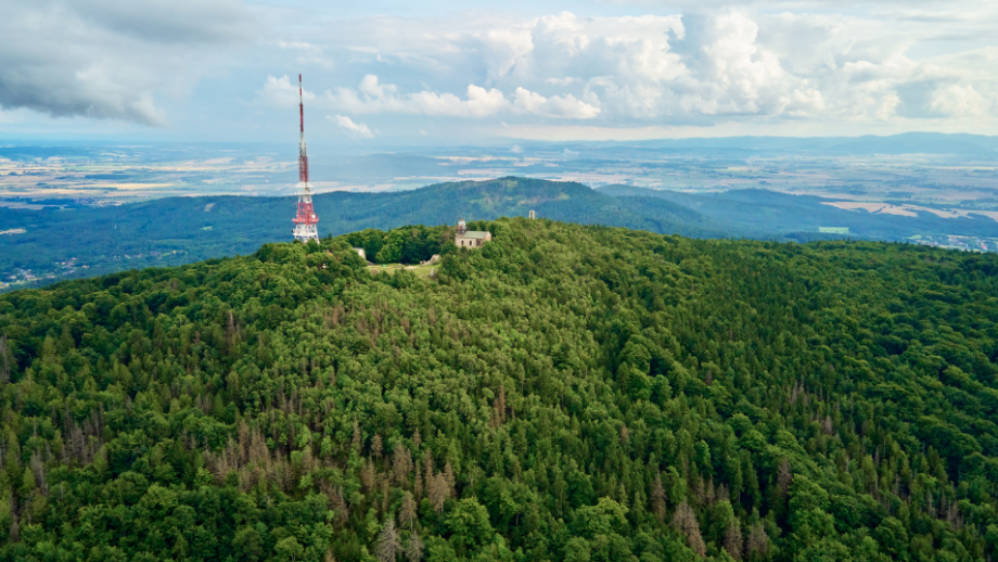 Góra Ślęża  Sprawdź, jak zdobyć tajemniczy szczyt 🏔️