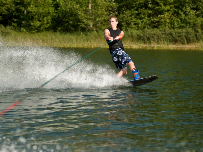 Jezioro Bielawskie: wakeboard to jedna z wodnych atrakcji