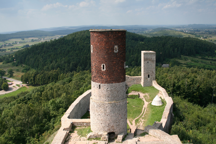 Zamek Chęciny nieopodal Jaskini Raj