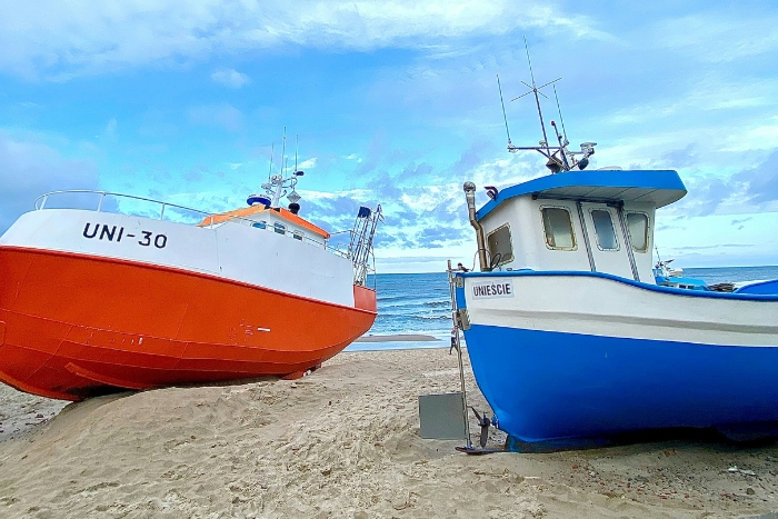 Ustronie Morskie Atrakcje: kurty rybackie na plaży