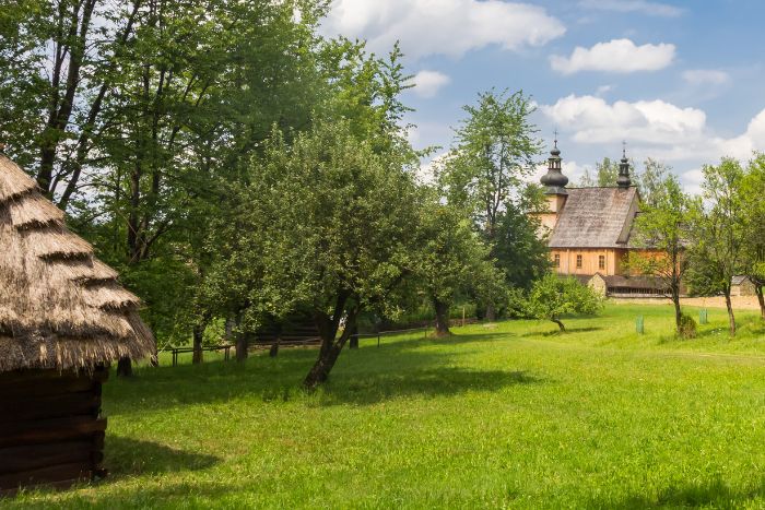 Beskid Sądecki - tradycyjna drewniana zabudowa w parku etnograficznym