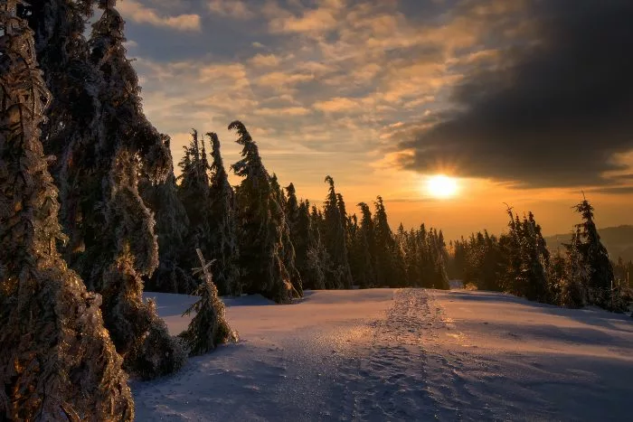 Gorczański Park Narodowy - zachód słońca zimą w Gorcach