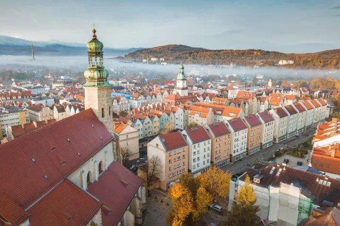 Jelenia Góra - nieopodal miasta leży Jezioro Modre